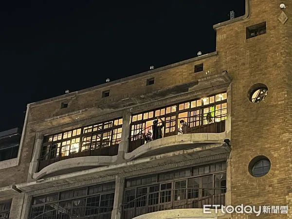 ▲台南市中西區市定古蹟林百貨5樓頂層,雨遮板底部粉刷層表面洗石子,於19日晚上局部剝離,係90多年雨遮板舊建材疑熱脹冷縮剝落。(圖/記者林東良翻攝,下同)