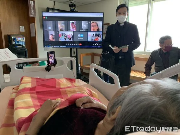 ▲兒子周家慶牧師趁媽媽還有意識的時候,邀請親友分享對彼此的祝福。(圖/門諾醫院提供,下同)