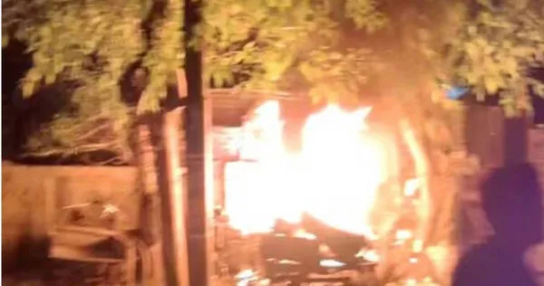 示威民眾燒毀兇手經營的理髮廳。(圖/翻攝自推特)