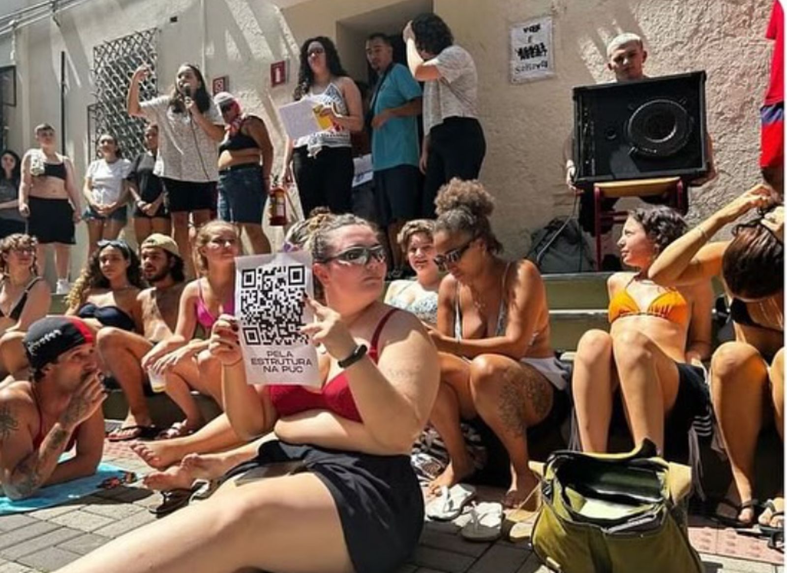 巴西熱浪來襲體感達62.3度　「教室沒冷氣」女大生穿比基尼坐路邊抗議
