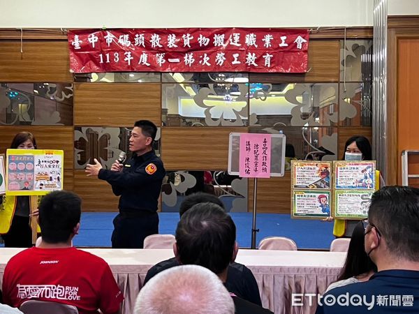 ▲▼台中市光華派出所去年阻詐3183萬元,所長陳俊佑向民眾宣導詐騙手法。(圖/警方提供,下同)