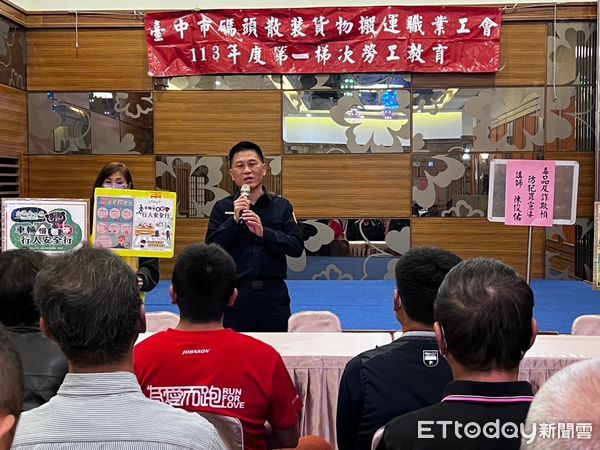 ▲▼台中市光華派出所去年阻詐3183萬元,所長陳俊佑向民眾宣導詐騙手法。(圖/警方提供,下同)