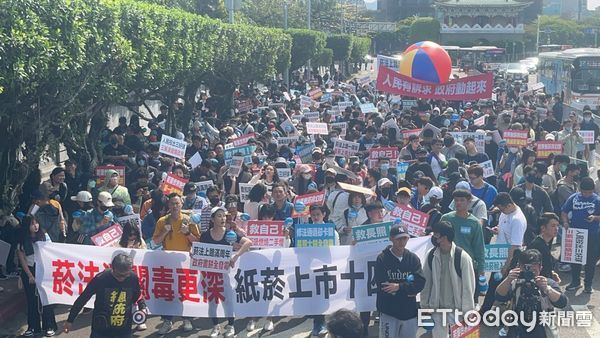 ▲▼菸防法修正案通過週年仍卡關國健署,資深媒體人號召千人上街頭。(圖/記者邱中岳翻攝)