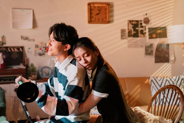 ▲▼宋芸樺在MV中和冰球團員有不少親密對手戲。(圖/何樂音樂提供)