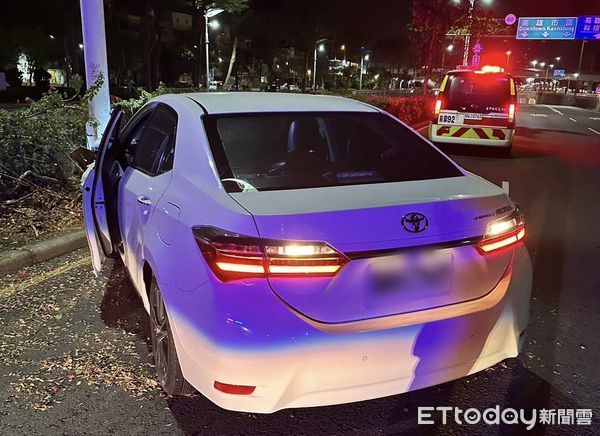 ▲▼高雄白色轎車深夜自撞中央分隔島,駕駛離奇人間蒸發!警展開追查。(圖/記者賴文萱翻攝)