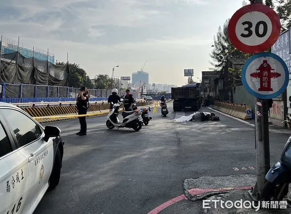 ▲▼土城女騎士擦撞砂石車倒地,遭輾爆頭慘死。(圖/記者陸運陞翻攝)