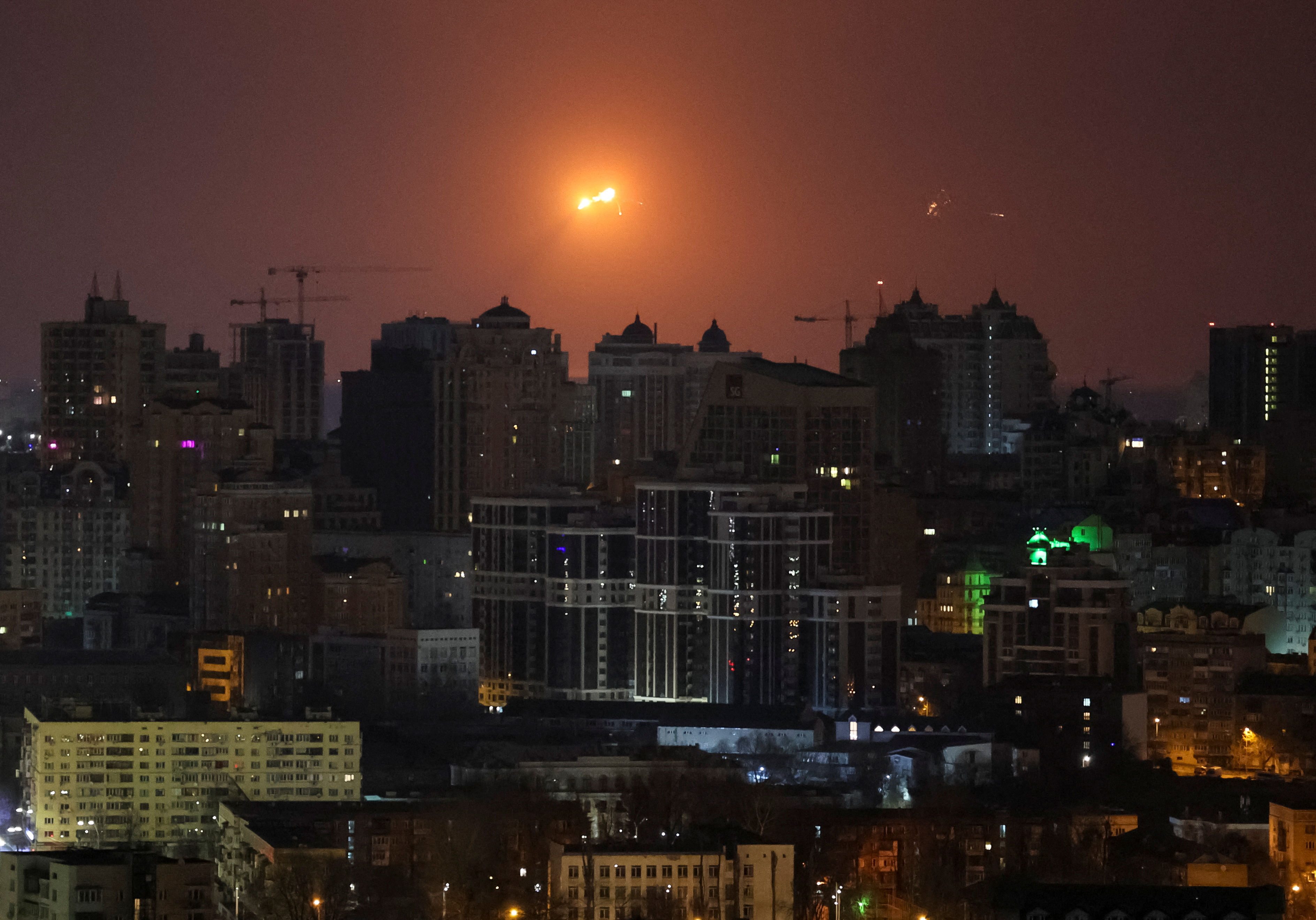 ▲▼  俄羅斯空襲烏克蘭，一枚飛彈在烏克蘭上空爆炸。（圖／路透）