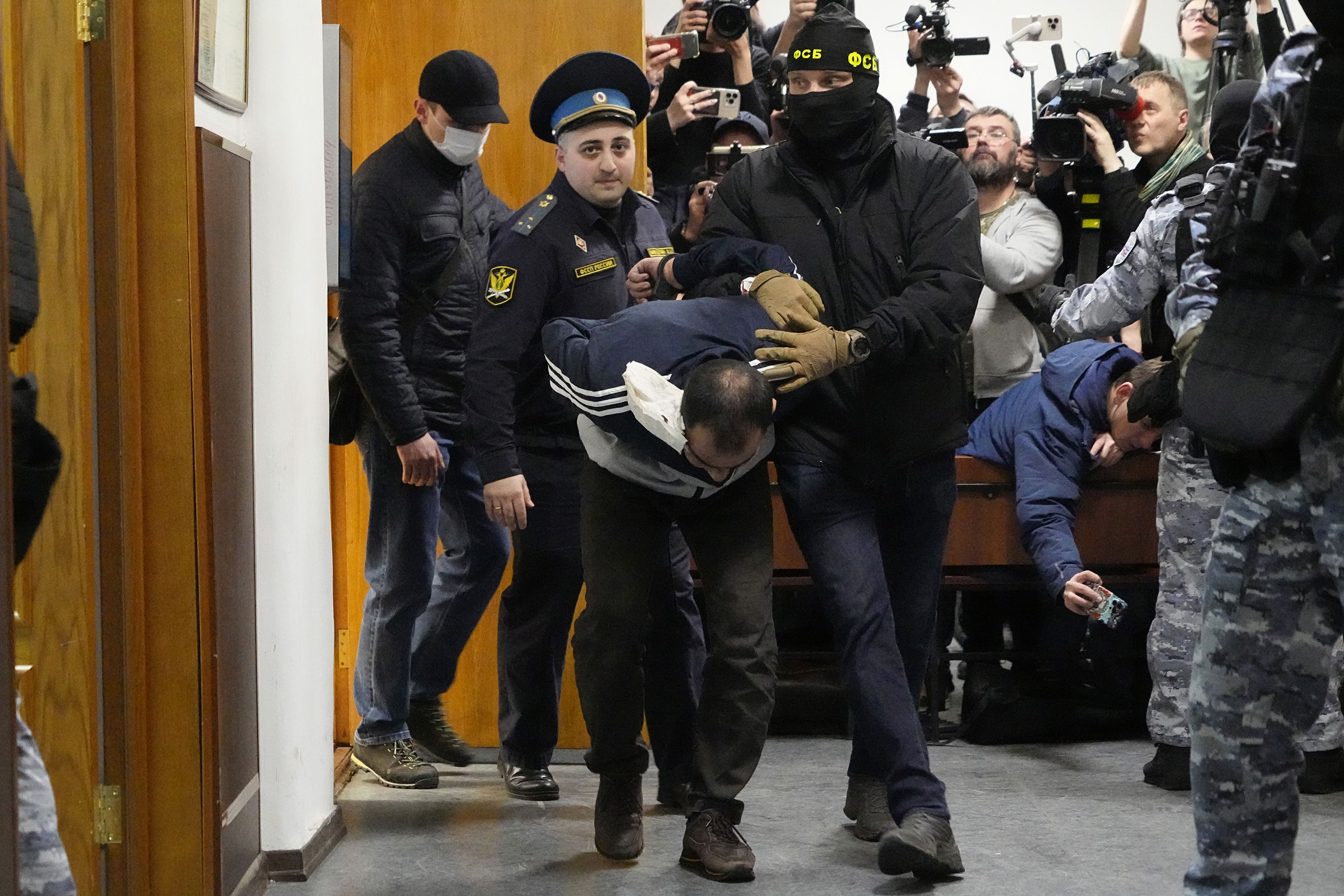 ▲俄羅斯恐攻嫌犯被押送至法庭。（圖／達志影像／美聯社）