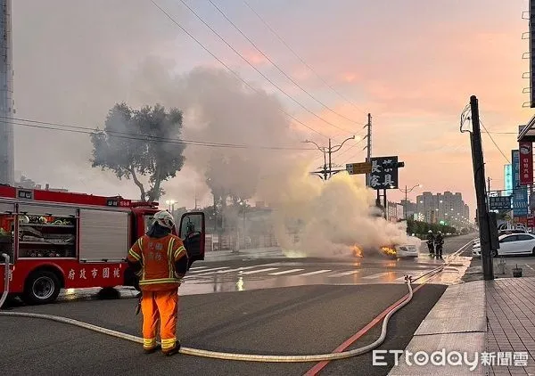 ▲警消獲報拉水線對自撞起火燃燒的自小客車噴水。(圖/中壢警分局提供,下同)
