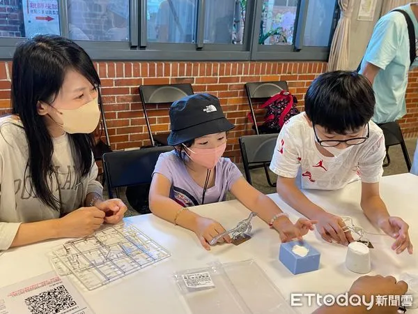 ▲台南左鎮化石園區於清明及兒童節連假期間,推出12歲以下兒童免費進館,更在4月6日與7日安排超熱門「化石翻模與萬代迅猛龍模型組裝體驗」活動。(圖/記者林東良翻攝,下同)