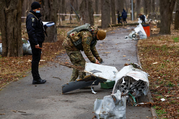 ▲▼俄羅斯24日凌晨大規模空襲烏克蘭，基輔一處公園掉落一枚被攔截的俄羅斯Kh-55巡弋飛彈。（圖／路透）