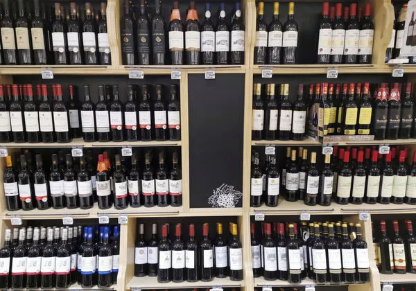 ▲李姓男子去年11月間聽從販毒集團成員指揮,赴美後將摻入第一級毒品古柯鹼紅酒8瓶攜帶回台,但後來被海關查扣其中7瓶,後來被查出摻有古柯鹼,市值逾6000萬元。(示意圖/達志影像/美聯社)