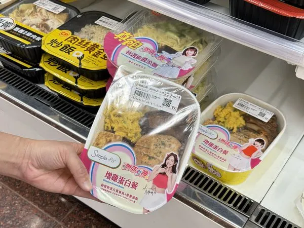 ▲▼中華職棒35周年首場例行賽即將於3月30日在台北大巨蛋熱血開打,就有超商聯合超人氣啦啦隊女孩,不僅將涼麵、握便當、麵包等超過15款商品通通換上全新女神包裝,還開賣期間限定思樂冰、茶飲經典口味。(圖/7-11提供)