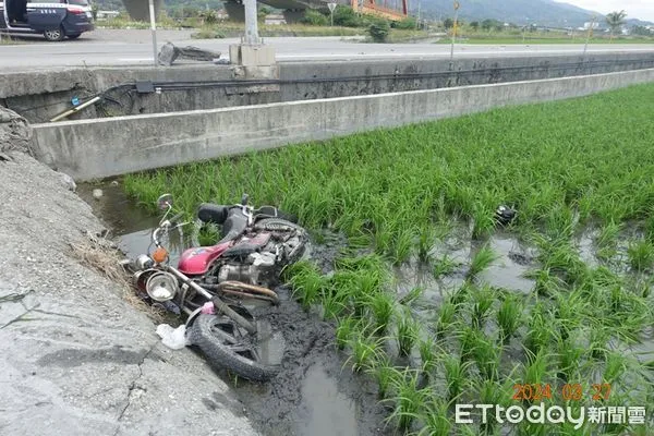 ▲81歲男騎士遭撞,人車翻落水田,送醫急救不治。(圖/民眾提供,下同)