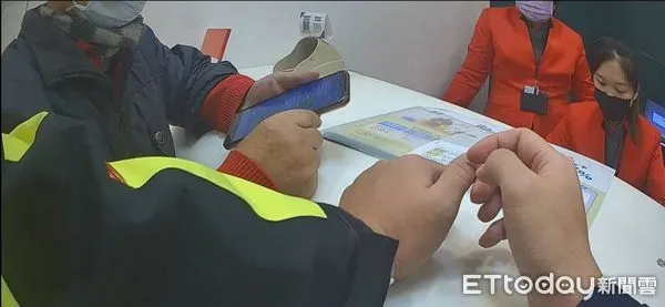 ▲警方與銀行行員合力阻詐。(圖/記者楊漢聲翻攝)