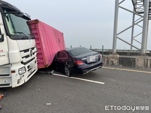 ▲▼       台88事故，賓士車駕駛座遭壓扁，警消搶救中      。（圖／記者陳宏瑞翻攝）