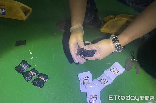 ▲曾姓男子在社區吸毒,毒味散佈社區,警方搜出毒品。(圖/桃園警分局提供)