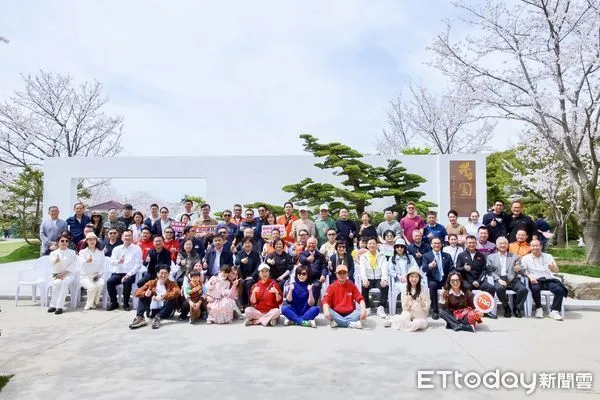 ▲多位在上海的台胞、台青和台胞眷屬參加了這場「春滿兩岸,歡聚茂園」的賞櫻活動。