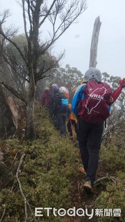 ▲▼失聯殷姓女子聽到山友搜尋聲音,自行從一旁山路走出來,終於獲救。(圖/民眾提供)