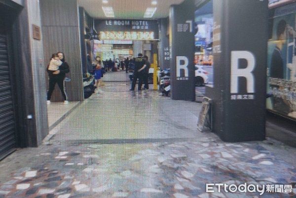 ▲男子不明原因將自小客車駛入騎樓人行道。(圖/桃園警分局提供)