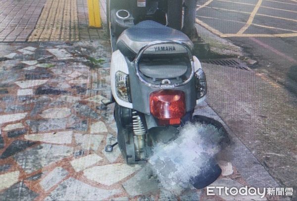 ▲▼並撞擊停放機車後逃逸,警方獲報通知男子到案說明,其小客車車頭受損。(圖/桃園警分局提供)