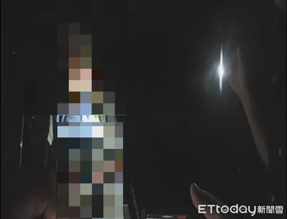 ▲警方幫助迷途長輩返家。(圖/記者楊漢聲翻攝)