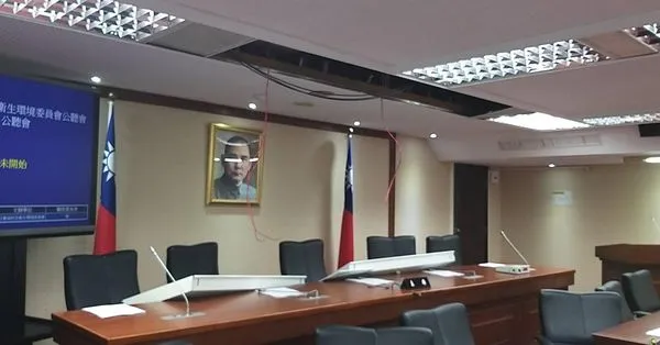 ▲▼。(圖/翻攝自Facebook/邱鎮軍)