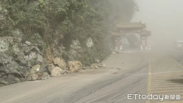 ▲▼太魯閣牌樓險被砸毀 。(圖/記者王兆麟翻攝)