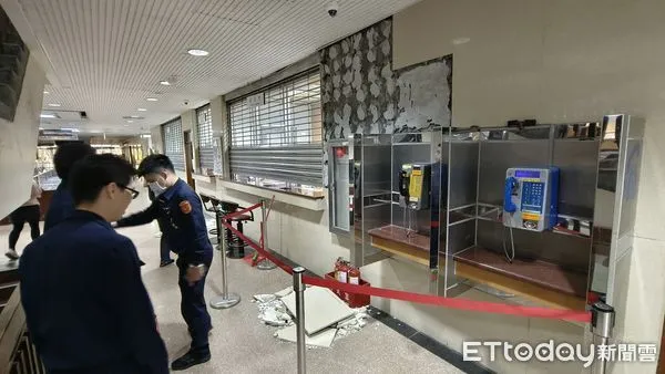 ▲▼台北地院1樓提存所旁牆面,3日上午因強烈地震崩落磁磚,幸未傷人。(圖/記者黃哲民攝)