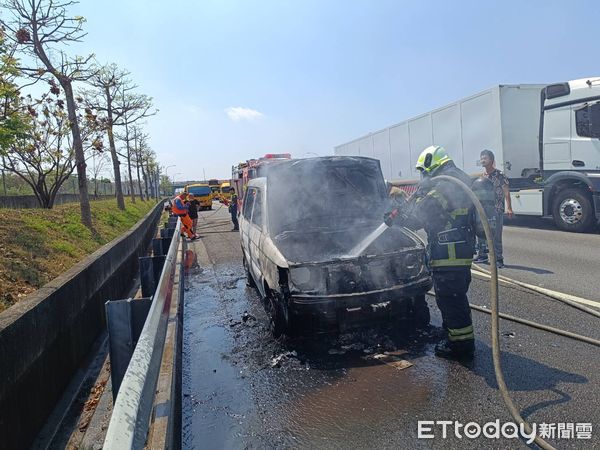 ▲35歲黃姓男子所駕駛的自小貨車,突因不明原因起火,車輛停至外側路肩,黃男及時逃生,消防人車前往射水搶救滅火。(圖/記者林東良翻攝,下同)