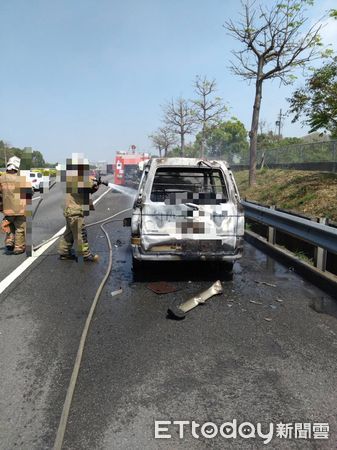 ▲35歲黃姓男子所駕駛的自小貨車,突因不明原因起火,車輛停至外側路肩,黃男及時逃生,消防人車前往射水搶救滅火。(圖/記者林東良翻攝,下同)