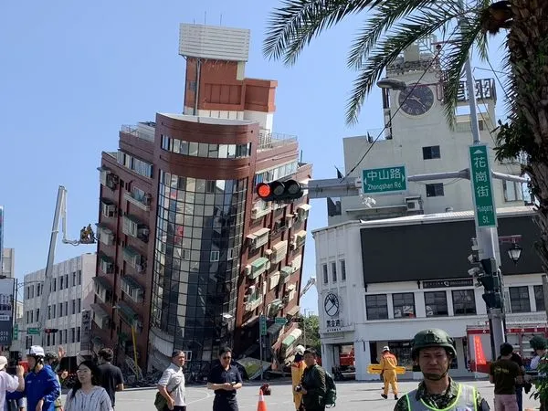 ▲麗翔飯店(右)旁的樓房岌岌可危。(圖/麗翔飯店提供)