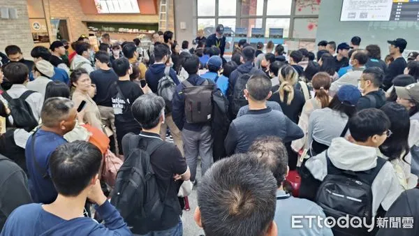 ▲▼怪霧擾金門3000人關島,旅客滯留等補位一整天氣炸。(圖/記者林名揚翻攝)