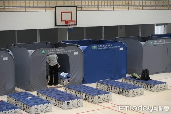 ▲▼花蓮市區中華國小活動中心內,包含戶外20個帳篷,內外可容納約500人。(圖/花蓮市公所提供,下同)