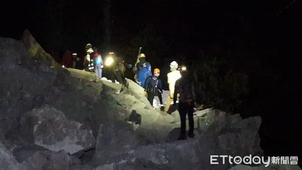 ▲▼砂卡礑步道14遊客受困 6搜救人員帶隊摸黑「爬越落石區」撤離。(圖/記者游瓊華翻攝)