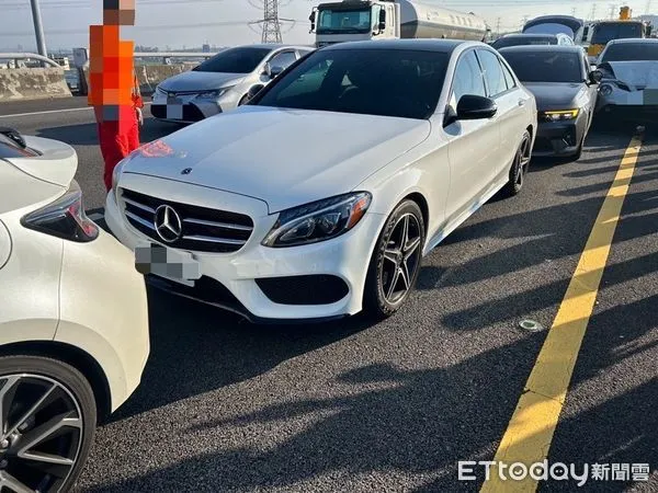 ▲▼清明連假首日,國3南下龍井路段,有2路段共8輛車追撞3人受傷。(圖/民眾提供,下同)