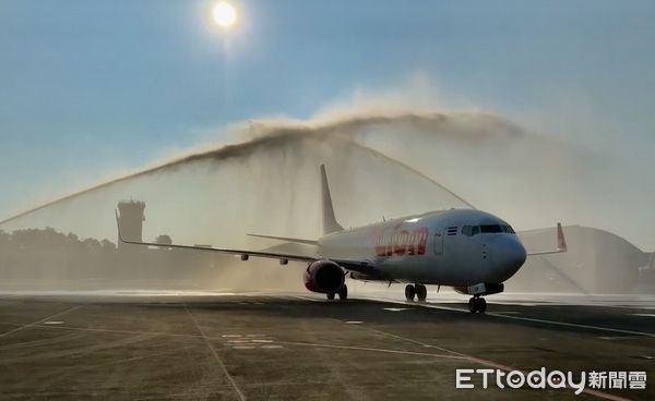 ▲泰國包機首航台南機場，航空站特別出動消防水柱迎接。（圖／記者林東良翻攝）