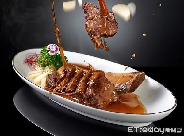 ▲美福大飯店米香餐廳的秘製帶骨牛肋排,因為帶骨無法成為機上餐。(圖/取自美福官網)