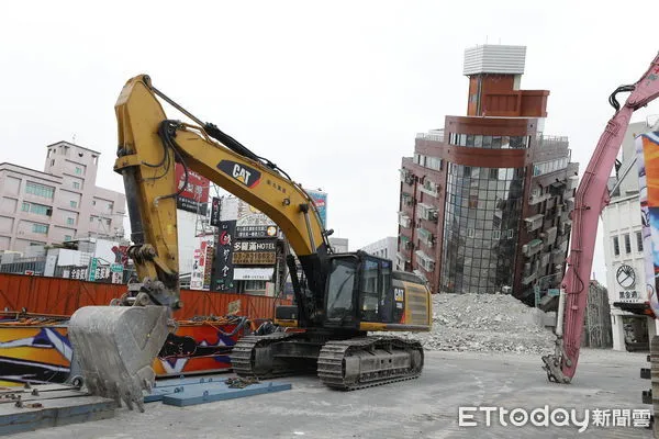 ▲▼0403花蓮大地震受損最慘重的天王星大樓確定在4/5進行拆除,一早工作人員就忙著準備祈福拆除動工儀式。(圖/記者湯興漢攝)