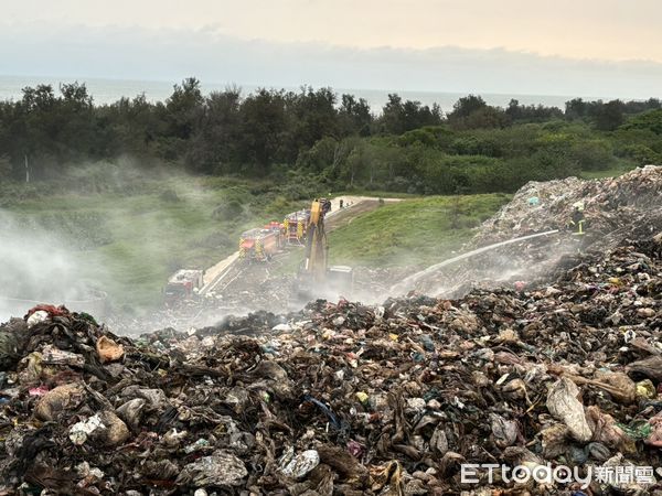 ▲▼漏夜搶救 新豐掩埋場連燒14小時還在燒 。(圖/記者陳凱力翻攝)
