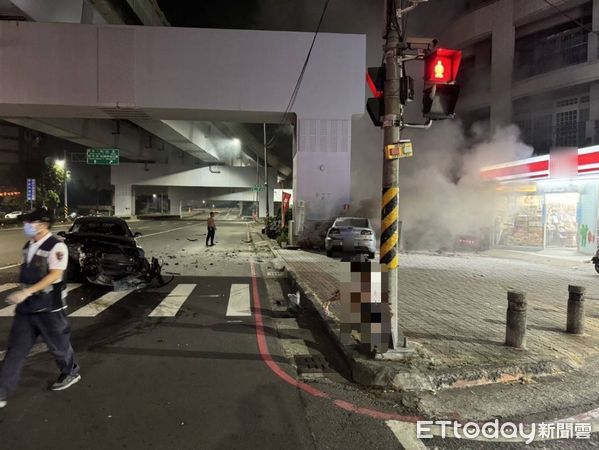 ▲▼火燒車。(圖/記者許宥孺翻攝)