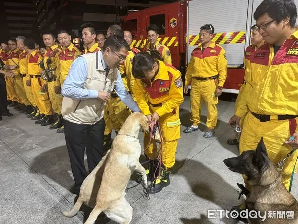 ▲台南市長黃偉哲,除適時請消防局長李明峯轉達搜救注意平安外,更在今晚主動前來大橋消防分隊,與義勇消防總隊黃崇銘總隊長,對榮歸的台南市搜救隊慰勉。(圖/記者林東良翻攝,下同)