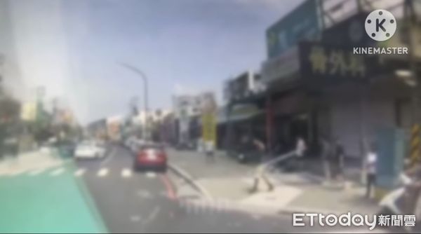 ▲▼高雄工人摔落地面 。(圖/記者賴文萱翻攝)