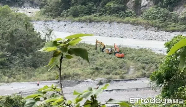 ▲▼怪手沿河道進入砂卡礑 。(圖/記者劉亮亨攝)