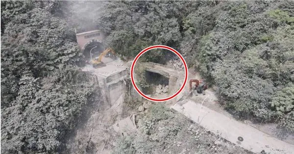 ▲蘇花公路下清水橋被震毀,一旁的日治時代舊橋(紅圈處)竟毫髮無損,引起網友熱議。(圖/翻攝自臉書)