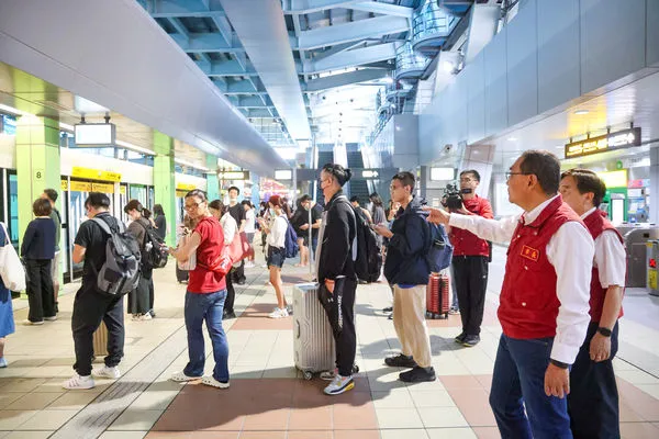 ▲侯友宜視察環狀線接駁情形(圖/新北市府提供)