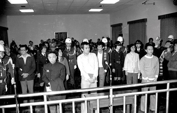 施明德因美麗島事件接受軍法審判,他在法庭上的從容微笑廣為人知。(中央社)