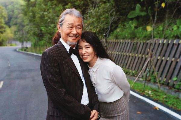 施明德(左)與陳嘉君(右)牽手28年。(翻攝施明德臉書)