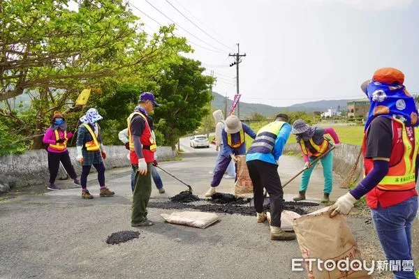 ▲滿州路平協會志工修補路面 。(圖/屏東縣政府提供)