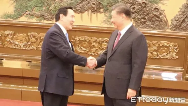 ▲馬英九與習近平在人民大會堂握手寒暄。(圖/記者蔡儀潔攝)